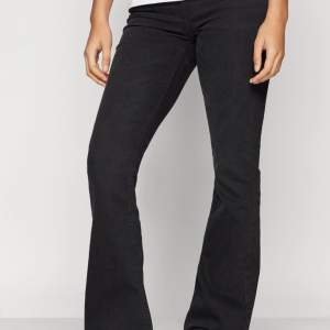 Säljer nu mina svarta midwaist bootcut jeans!! De är ifrån only, väldigt stretchiga och sköna. Storlek xs32 men passar även s. Nypris: 499kr, mitt pris: 300kr❤️‍🔥❤️‍🔥❤️‍🔥