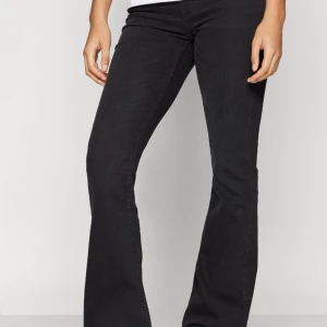Bootcut jeans - Säljer nu mina svarta midwaist bootcut jeans!! De är ifrån only, väldigt stretchiga och sköna. Storlek xs32 men passar även s. Nypris: 499kr, mitt pris: 300kr❤️‍🔥❤️‍🔥❤️‍🔥