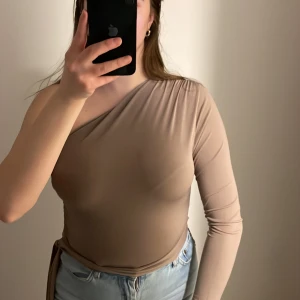 Festlig tröja  - Nästa ny skick  Går att knyta bandet hur man vill. 