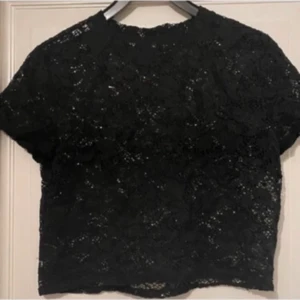Svart spets topp  - Fina svart topp från only, perfekt att ha över ett linne eller så💞 aldrig använd, storlek L men skulle säga att den passar M också 