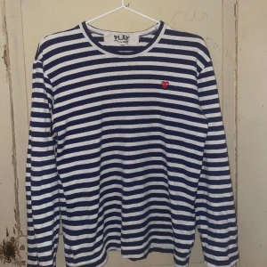 CDG  - Säljer nu min CDG tröja då den inte kommer till användning. Nyskick använd runt 5 gånger. Pris kan diskuteras💕