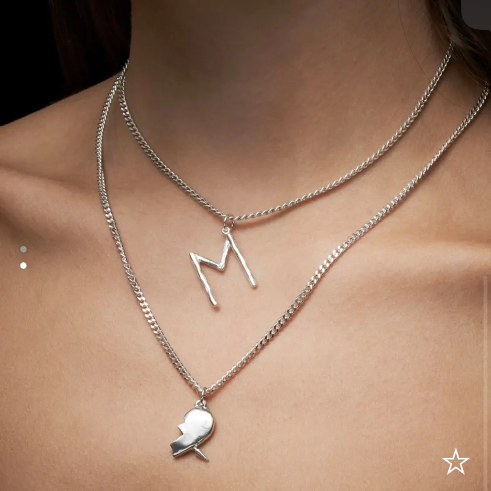 Maria Nilsdotter halsband you and me necklace. Helt oanvänt, box medföljer. Det är den övre delen av halsbandet, alltså den med pilen upptill 🤍🤍. Accessoarer.