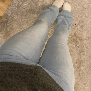Blåa bootcut jeans  - Jättefina bootcut jeans från Gina, knappt använda så fortfarande i fint skick! Kom privat för fler frågor🩷