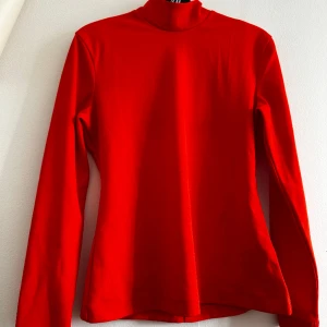 Röd polotröja  - Tröja från h&m använd vid ett tillfälle, har en dragkedja i ryggen, jättefint skick