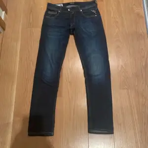 Säljer mina replay jeans storlek 29/32 skick 10/10 inga defekter, nypris 1500 i färgen marinblå.