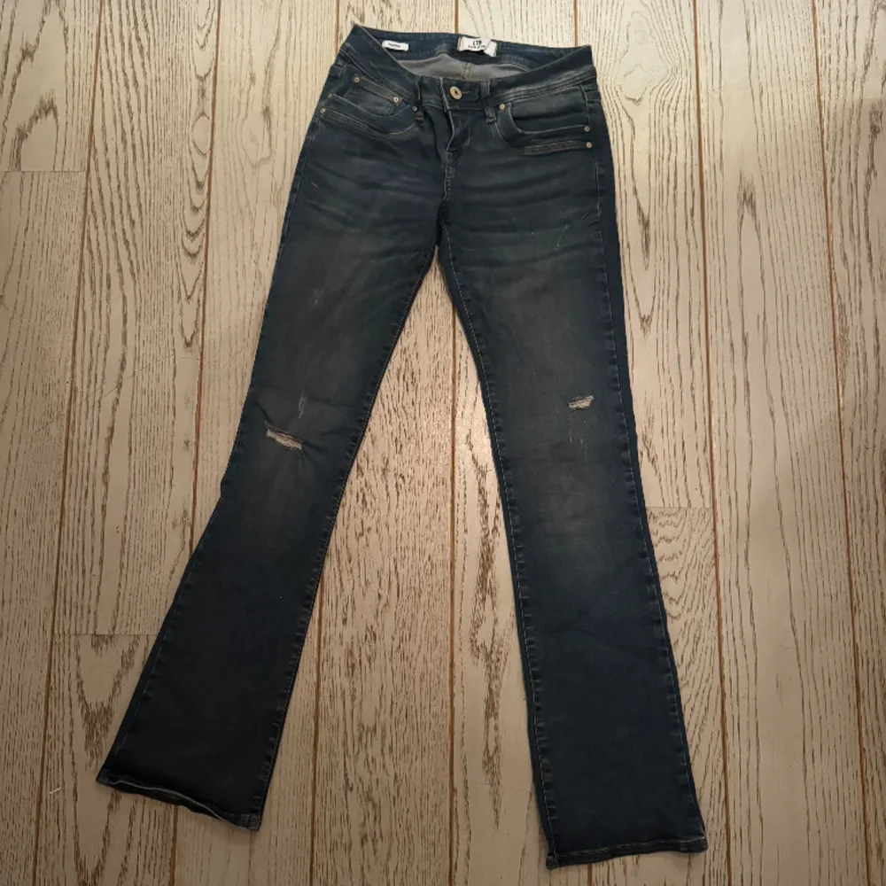 Säljer dessa Ltb valerie jeans i stl 26x32 eftersom dom inte kommer till andvända. Endast andvända ett fåtal gånger💗 pris kan diskuteras!. Jeans & Byxor.