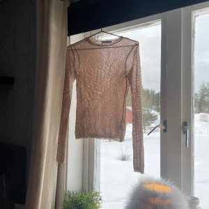 Glitter topp NA-KD - Superfin glitter topp från NA-KD den är som helt ny och är perfekt till fest eller en festlig middag!