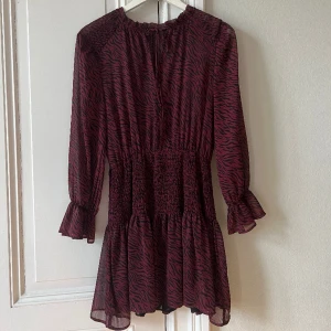 Zara klänning - Säljer denna superfina klänning från Zara. Den är endast använd ett fåtal gånger. Den är i storlek xs men passar även s.