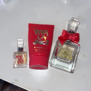 Juicy parfym  - Säljer då jag har andra. Dem är använda men det finns kvar i den lilla och en tredjedel av den stora. Man får me den lilla som kan va smart att ha i väskan och den stora och en bodylotion som man kan ha innan man sprayar parfym så det håller längre.