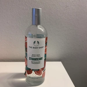 The Body Shop, body mist jordgubb - Parfym som innehåller ungefär 50 ml (ordinarie 100ml). Luktar gott!