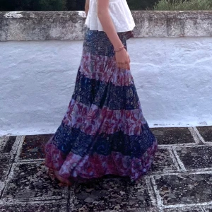 Lång kjol - Säljer denna snygga kjolen som jag köpte i Italien. Nästan aldrig använt. Passar S/M 💓🌟