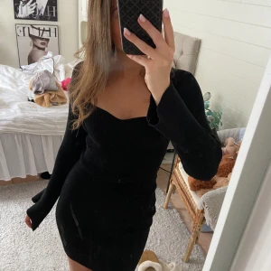 Stickad klänning från Missay - Svart stickad klänning från Missay! Storlek M/L men passar mig som brukar ha xs/S, använd endast 1 gång, superfint skick!