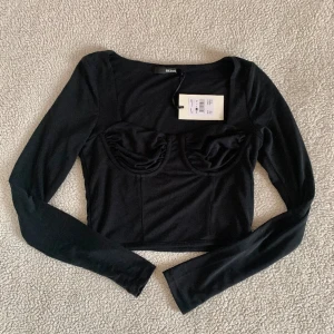 BikBok svart bustier topp - Aldrig använd. Ny med tags kvar.
