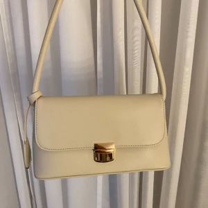 Handväska  - Väska i nyskick med lagom utrymme. 