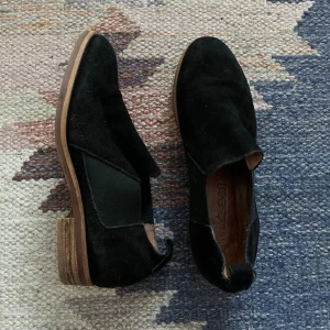 Loafers - Svarta loafers i mocka med brun sula från märket sixtyseven. Fint skick!