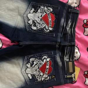 Säljer mina as coola ed Hardy liknande jeans från märket miss viva då de är förstora för mig. Jag köpte dem på vinted bara någon veckan sen och har bara hunnit testa dem.💓det är straight och lågmidjade💓 skriv om du vill ha  fler bilder/frågor 💓