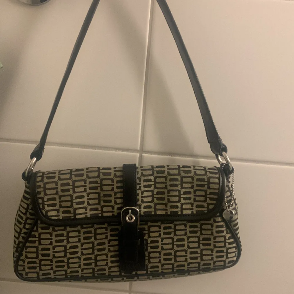 Får plats med det du kommer behöva , fin till outfits. . Laukut & Käsilaukut.