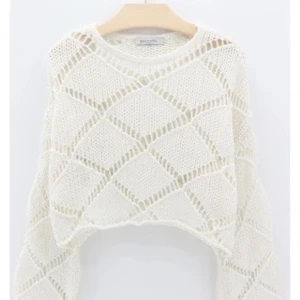 Vit tröja - Vit tröja ifrån Chiquelle. Säljer för 50kr. 🤍🙌 skriv privat om du undrar något mer