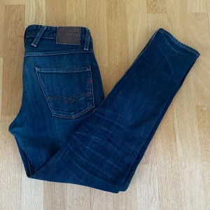 Replay anbass - Tja! Säljer nu ett par riktigt snygga replay anbass jeans. |skick:8/10| storlek:W30 L32| nypris:1700kr vårt pris :449kr| Hör gärna av er vid funderingar, Mvh👖