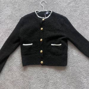 Tröja med knappar - Super gullig tröja med knappar som går att knäppa upp. Från H&M och endast använd 2 gånger. Säljer pga jag inte får någon användning av den🥰