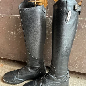 Ridstövlar - Ridstövlar storlek 35. Köpt på hööks nya. Använt ca 1år. Men dragkedjan behövs smörjas för den är lite trög annars helt hela. 