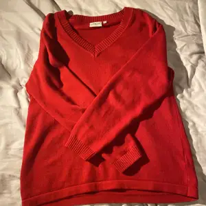 Asfin stickad tröja från Cappucini. Pris kan diskuteras och det går att få fler bilder vid behov. Säljer få jag aldrig använt.