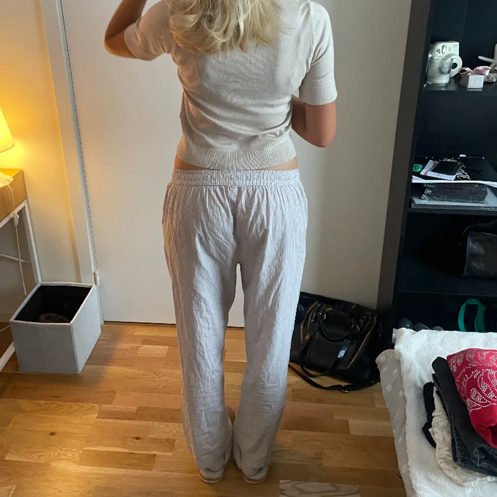Supersköna pyjamasbyxor från lager157. Köpenhamn-inspirerade och passar att ha ute som inne 💗säljer pga inte använt, inget slitage. Passar mig som är 173 cm lång!!. Jeans & Byxor.