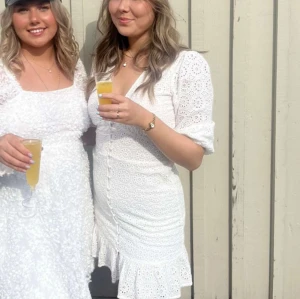 Jättefin vit klänning  - Säljer min studentklänning från ginatricot! Jättefin och har inga defekter! Använd 1 gång