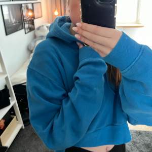 Fin croppad hoodie från Weekday💙Kommer inte till användning därför säljer jag den💙