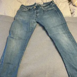Marinblå jeans i storlek 36