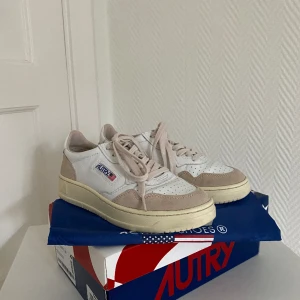 Autry sneakers - Vita sneakers med beiga detaljer från Autry, perfekta nu till våren. Köpa på Farfetch för 2000:- och är endast använda två gånger så är i helt nytt skick! Låda och dustbag medkommer! 