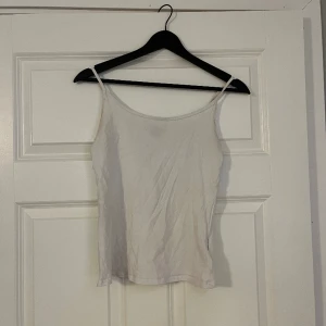 Vitt linne  - Mått - XS Tvättar innan jag skickar den. Betala innan jag skickar (Swish).
