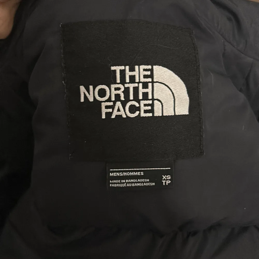 Säljer min as snygga the north face 1996 retro nuptse Jacket. Jackan har inga defekter och säljs då jag inte längre använder den. Nypris: 3899kr. Storlek XS passar S och M också då den är rätt stor i storleken. Pris kan diskuteras. . Jackor.