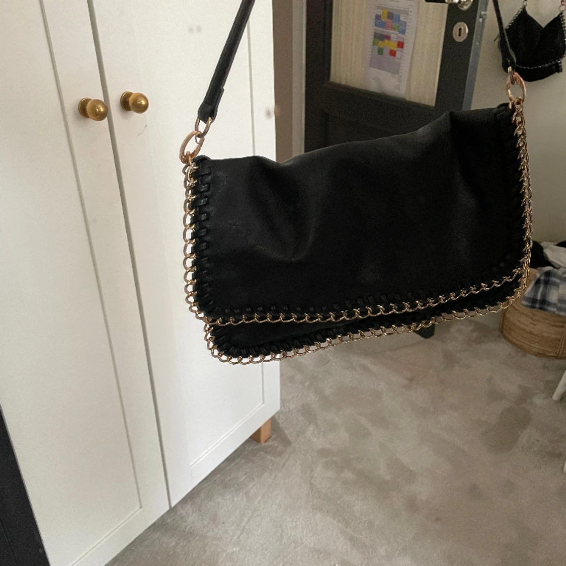 En svart hand väska - 91