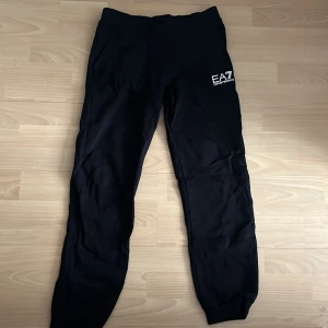 Armani byxor - Ett par sköna mjukisbyxor från Armani. Inga skador eller defekter. Storlek 160cm/14A. Matchande hoodie finns också att köpa!