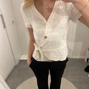 Hm blus  - Jättefin tröja från hm i linne. Den är i storlek 34 men passar väldigt bra på 36. Inte jätteanvänd och har inga defekter. Skriv till mig för pris eller frågor💕🫶 