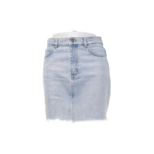 Jeanskjol - Jeanskjol från &otherstories, storlek 36 men skulle säga att den mer är en 34. Säljer då den var för liten på mig