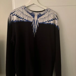 Marcelo burlon tröja - Säljer denna Marcelo burlon tröja i bra skick 8/10. Storlek M sitter något större. Priset kan diskuteras vid snabb affär!