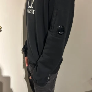C.p. Company sweatshirt  - Hejsan! Säljer min c.p. Company tröja, jag säljer den på grund av att den är för stor, tröjan har används 2 gånger. Tröjans skick är 9/10 och har inga hål