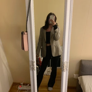 Oversized blazer - Supersnygg ganska oversized blazer från h&m perfekt till våren, använd endast 2ggr så väldigt bra skick🫶🏼