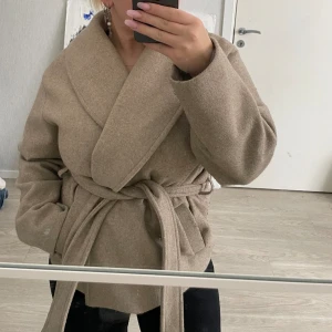 Kappa  - Säljer min kappa från Vera Moda i gott skick, den är i storlek s 