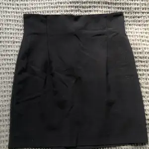 Jättefin svart kort kjol från Claude Zana Paris i tunnt superskönt material!!  Fint skick, storlek M, midjemått ca 34 cm 💓 Säljer då den tyvärr inte passar mig, skriv vid frågor 💓 Tryck gärna på köp nu!!