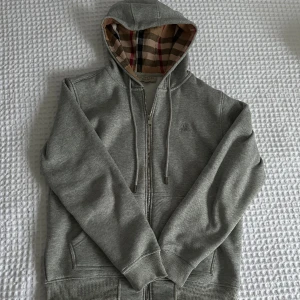 Burberry kofta - Säljer min burberry kofta på grund av den är för liten på mig. Skicket är 10/10. Storlek M