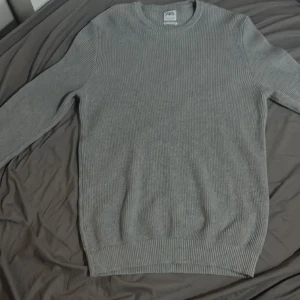 Stickad tröja från zara - Säljer en grå stickad tröja från zara. Snålt använd, passar inte mig längre. Priset går att diskutera