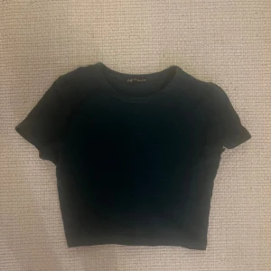 Grön Zara topp - - bra skick  - liten i storlek (funkar som S) - zara