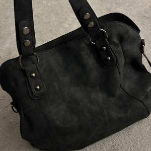 Supersnygg handväska i svart utan defekter✅Stor nog att min dator får plats💞Skriv för mer info