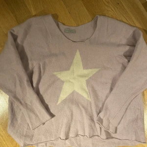 Söt lila tröja - En söt lila tröja med vit stjärna i mitten, säljer då den inte är min stil längre❤️ Kontakta för fler bilder! Storlek S men skulle säga att den passar M också.