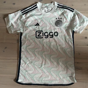 Ajax fotbollströja - En fotbollströja jag köpte för ett tag sen som jag inte har använt mer än att testa den hemma.   Nyskick.  Meddela vid yttterligare frågor eller om ni vill ha mer bilder:)