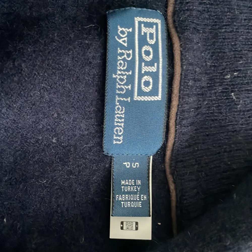 Säljer min blåa stickade Ralph Lauren half zip för den är för liten för mig. Den är i bra skick inga defekter, Zippen är hel, Den är i storlek S och passar ~160cm. Nypris:~2100kr, Mitt pris: 599 OBS: Fel tvättad så den är lite mindre. Stickat.