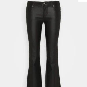 Helt slutsålda!! - Läderbyxor från only, helt slutsålda på hemsidan. Mina är knappt använda, säljer då de inte riktigt kändes som mig🥰